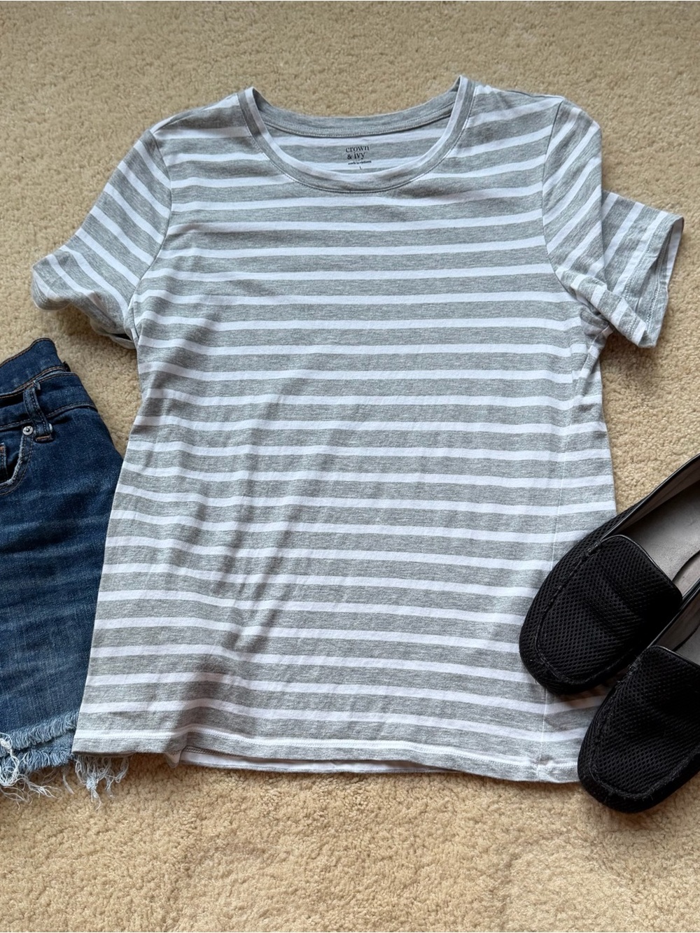 Crown & Ivy Women's White/Gray Striped Crew Neck T-shirt - Size L - EUC